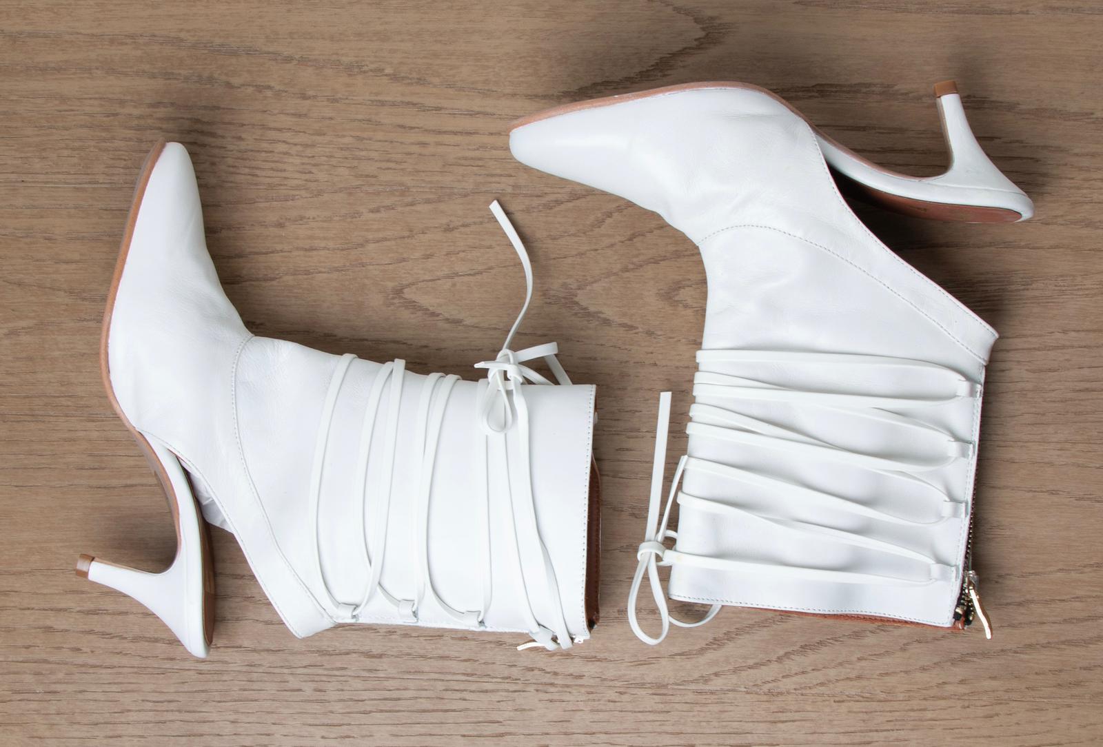Kitten heels boot